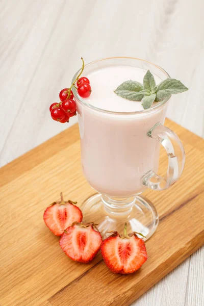 Delicioso Yogur Fresa Con Hojas Menta Vidrio Fresas Frescas Cortadas —  Fotos de Stock