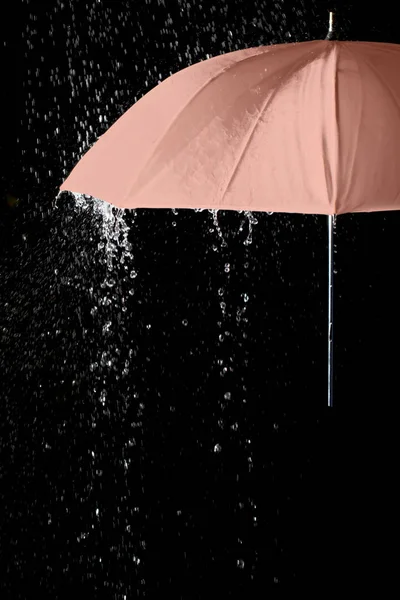 Rosa Regenschirm Unter Regentropfen Mit Schwarzem Hintergrund Geschäfts Und Modekonzept — Stockfoto