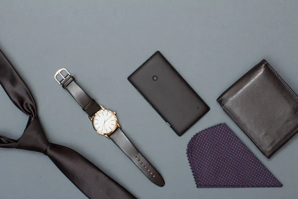 Stropdas Horloge Met Een Zwarte Leren Riem Mobiele Telefoon Zakdoek — Stockfoto