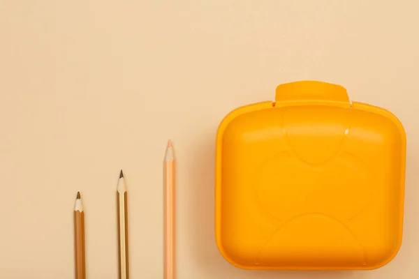 Des Fournitures Scolaires Crayons Couleur Boîte Lunch Sur Fond Beige — Photo