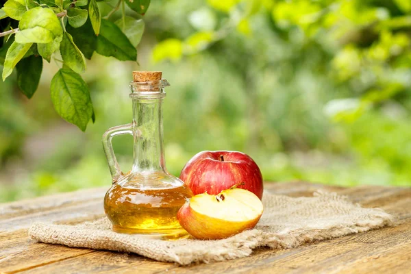 Cuka Apel Dalam Botol Kaca Dengan Gabus Dan Apel Merah — Stok Foto