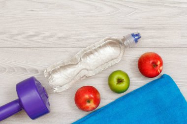 Farklı araçları için fitness odası ya da spor salonu gri zemin içinde elma ve su şişe ile