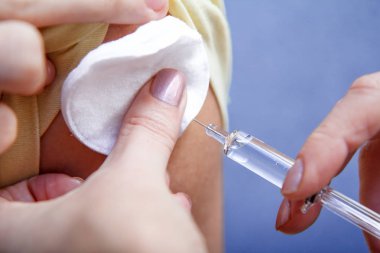 Doktor hasta gribi hastalık önleme için üst kol için aşı için şırınga tutarak el. Şırınga tarih seçici odak