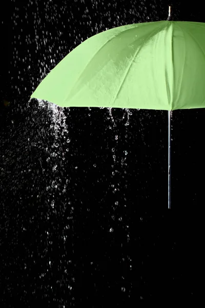 Parte Guarda Chuva Verde Sob Gotas Chuva Com Fundo Preto — Fotografia de Stock