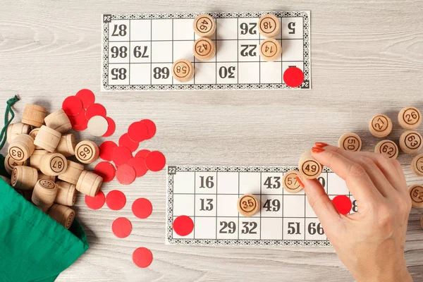 Mão Feminina Segurando Barril Para Jogo Loteria Barris Loteria Madeira — Fotografia de Stock