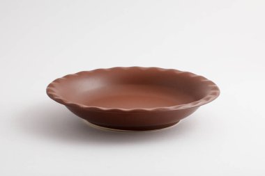 Boş kahverengi kil plaka beyaz arka plan üzerinde