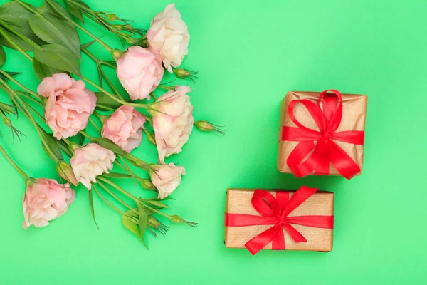 Bouquet Fiori Rosa Con Foglie Due Scatole Regalo Sfondo Verde — Foto Stock