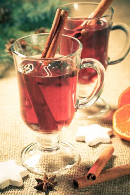 Noel cam tarçın, Yıldız anason ve karanfil beyaz bisküvi ile tutuyordu, dilim portakal, Doğal Çam ağaç dalları ve koniler ile şarap mulled. Renk efekti tonlama.