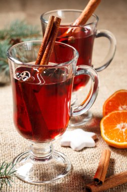 Noel cam tarçın, Yıldız anason ve karanfil beyaz bisküvi ile tutuyordu, dilim portakal, Doğal Çam ağaç dalları ve koniler ile şarap mulled. Renk efekti tonlama.