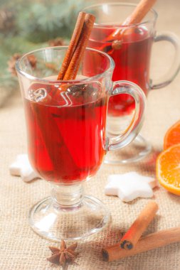 Noel cam tarçın, Yıldız anason ve karanfil beyaz bisküvi ile tutuyordu, dilim portakal, Doğal Çam ağaç dalları ve koniler ile şarap mulled. Renk efekti tonlama.