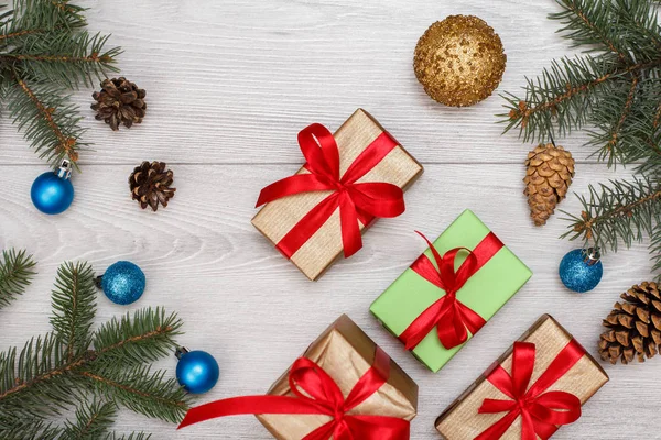 Kerstdecoratie Geschenkdozen Fir Tree Takken Met Kegels Kerstmis Speelgoed Grijze — Stockfoto