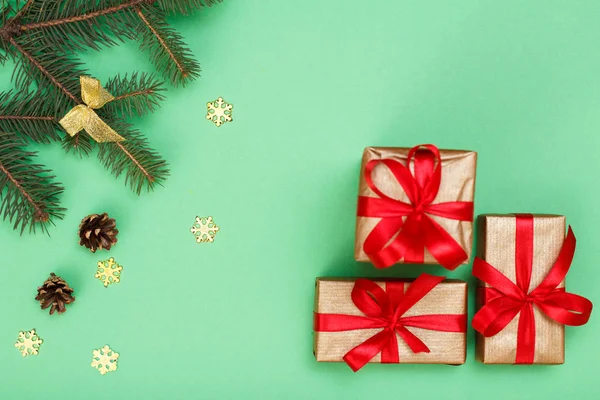 Χριστουγεννιάτικη Διακόσμηση Κουτιά Δώρων Έλατο Κλαδιά Κώνους Και Νιφάδες Χιονιού — Φωτογραφία Αρχείου