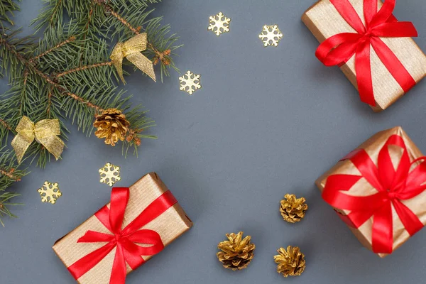 Kerstdecoratie Geschenkdozen Fir Tree Takken Met Kegels Grijze Achtergrond Bovenaanzicht — Stockfoto