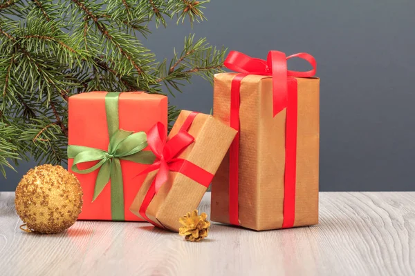 Decoração Natal Caixas Presente Bola Brinquedo Ramo Abeto Fundo Cinza — Fotografia de Stock