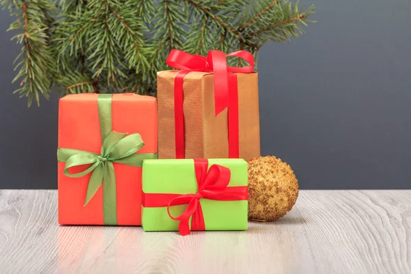 Decoração Natal Caixas Presente Bola Brinquedo Ramo Abeto Fundo Cinza — Fotografia de Stock