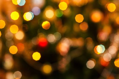 Noel arkaplanı bulanık renkli festival ışıklarıyla dolu. Soyut dairesel bokeh arkaplanı.