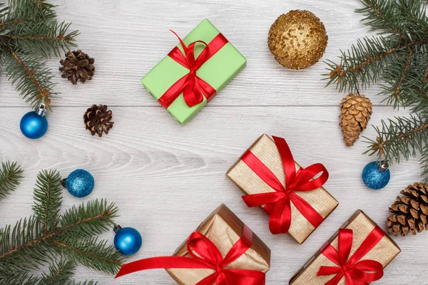 Kerstdecoratie Geschenkdozen Fir Tree Takken Met Kegels Kerstmis Speelgoed Grijze — Stockfoto