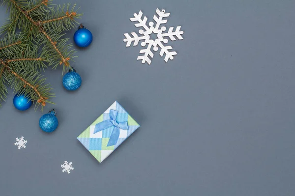 Decoración Navidad Caja Regalo Ramas Abeto Con Pelotas Juguete Copos —  Fotos de Stock