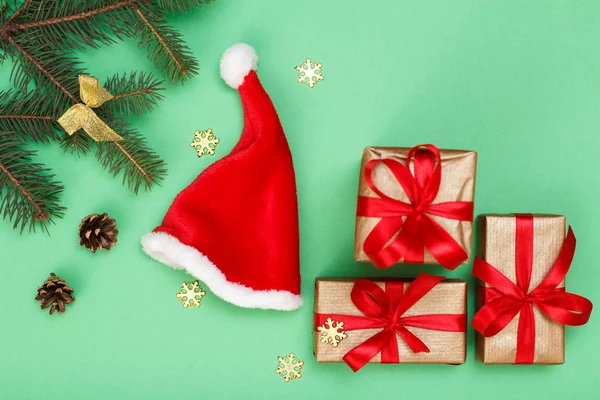 Kerstdecoratie Kerstmuts Geschenkverpakkingen Fir Boomtakken Met Kegels Decoratieve Snowflackes Groene — Stockfoto