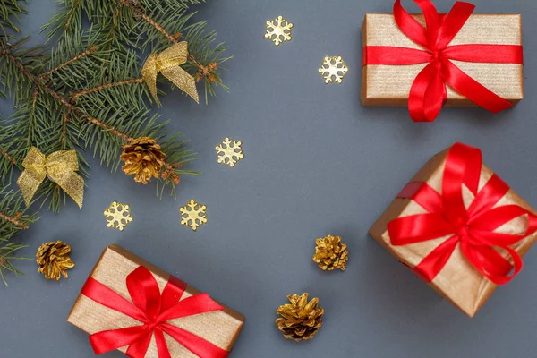 Χριστουγεννιάτικη Διακόσμηση Κουτιά Δώρων Έλατο Κλαδιά Κώνους Γκρι Φόντο Top — Φωτογραφία Αρχείου