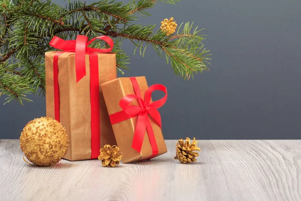 Kerstdecoratie Geschenkdozen Speelgoed Bal Spar Boomtak Grijze Achtergrond Christmas Wenskaart — Stockfoto