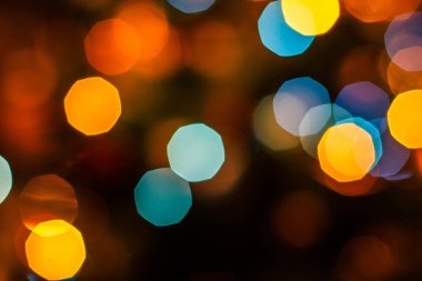 Noel arkaplanı bulanık renkli festival ışıklarıyla dolu. Soyut dairesel bokeh arkaplanı.