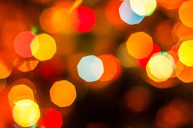 Noel arkaplanı bulanık renkli festival ışıklarıyla dolu. Soyut dairesel bokeh arkaplanı.