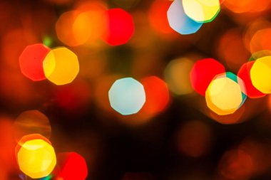 Noel arkaplanı bulanık renkli festival ışıklarıyla dolu. Soyut dairesel bokeh arkaplanı.