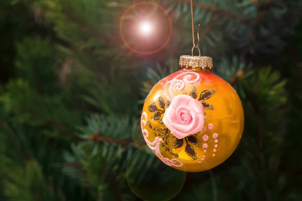 Sparren Tak Met Speelgoedbal Feestelijke Lichtjes Met Fonkelingen Achtergrond Kerst — Stockfoto