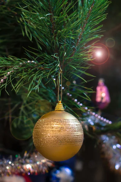 Lucfenyő Labda Játékok Ünnepi Fények Ragyog Háttérben Karácsonyi Újévi Koncepció — Stock Fotó