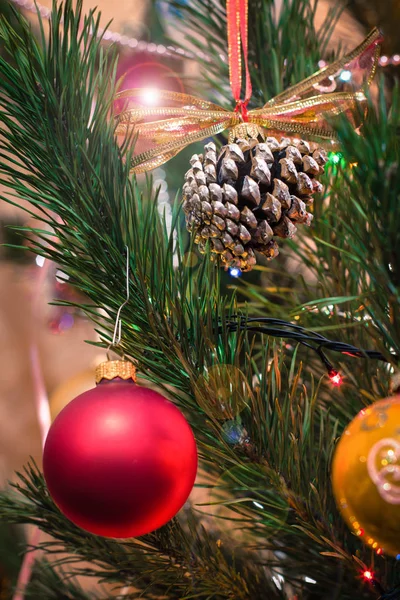 Lucfenyő Golyó Kúp Játékok Ünnepi Fények Ragyog Háttérben Karácsonyi Újévi — Stock Fotó