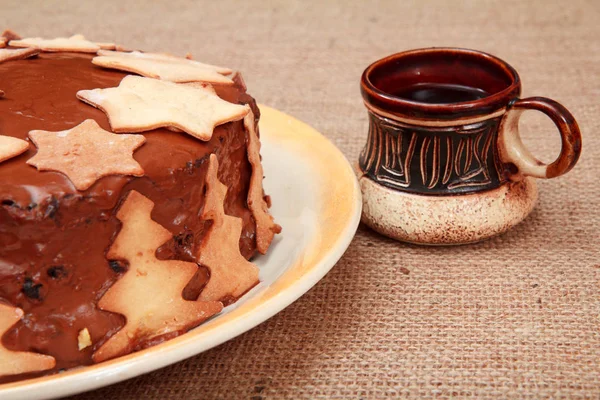 Hausgemachter Schokoladenkuchen Mit Weihnachtsschmuck Und Tasse Kaffee Auf Dem Sacktuch — Stockfoto