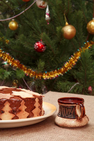 초콜릿 케이크 배경에서 크리스마스 테이블에 — 스톡 사진