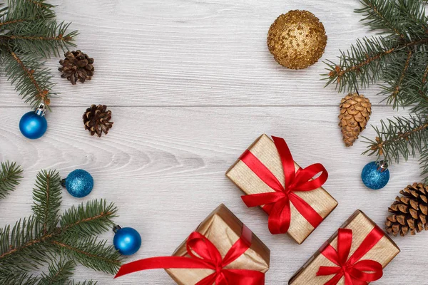 Kerstdecoratie Geschenkdozen Fir Tree Takken Met Kegels Kerstmis Speelgoed Grijze — Stockfoto