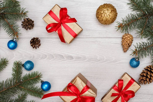 Decoração Natal Caixas Presente Ramos Abeto Com Cones Brinquedos Natal — Fotografia de Stock