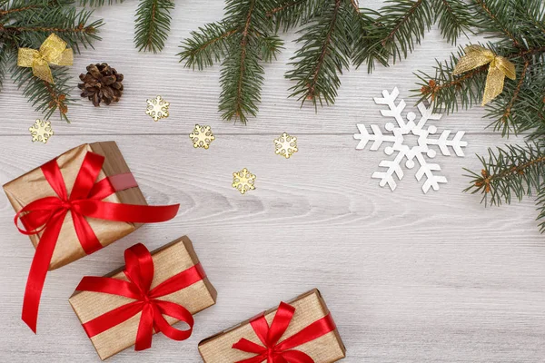 Kerstdecoratie Geschenkdozen Fir Tree Takken Met Kegels Speelgoed Sneeuwvlok Grijze — Stockfoto