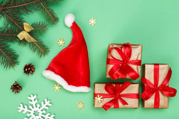 크리스마스 장식입니다 산타의 배경에 눈송이 전나무 최고의 있습니다 크리스마스 인사말 — 스톡 사진