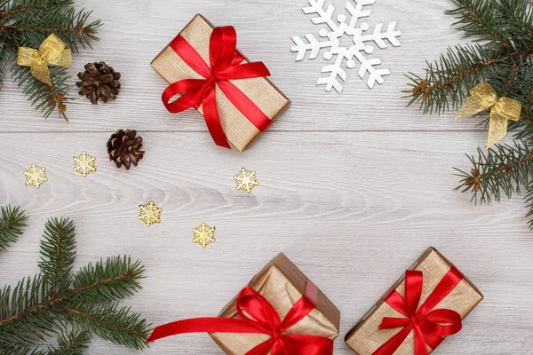 Decoração Natal Caixas Presente Ramos Abeto Com Cones Brinquedos Natal — Fotografia de Stock