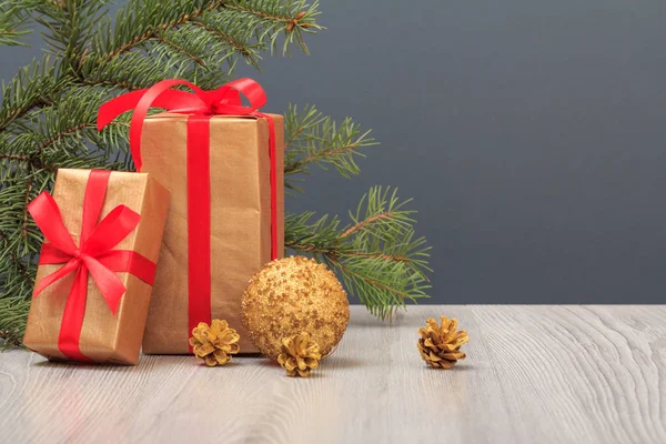 Decoração Natal Caixas Presente Bola Brinquedo Cones Ramo Abeto Natural — Fotografia de Stock