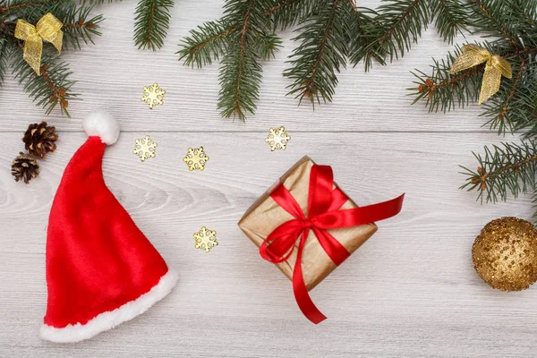 Kerstdecoratie Kerstmuts Doos Van Gift Fir Boomtakken Met Kegels Kerstmis — Stockfoto