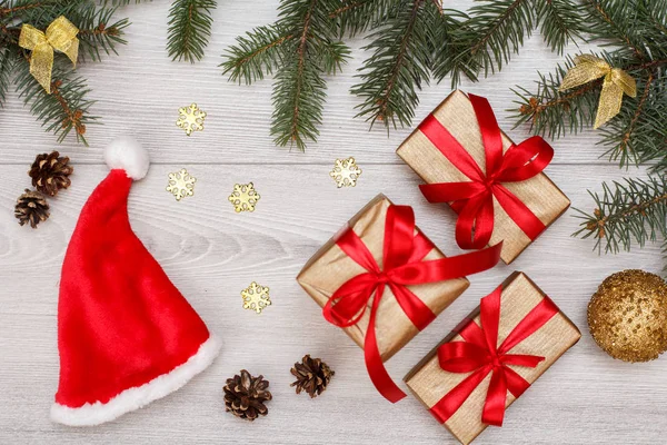 Kerstdecoratie Kerstmuts Geschenkverpakkingen Fir Boomtakken Met Kegels Kerstmis Speelgoed Grijze — Stockfoto