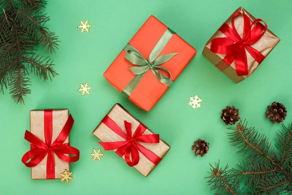 Χριστουγεννιάτικη Διακόσμηση Κουτιά Δώρων Έλατο Κλαδιά Κώνους Και Διακοσμητικές Νιφάδες — Φωτογραφία Αρχείου