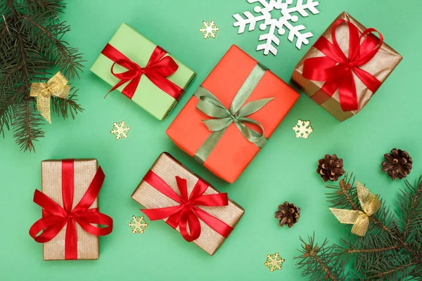 Χριστουγεννιάτικη Διακόσμηση Κουτιά Δώρων Έλατο Κλαδιά Κώνους Και Διακοσμητικές Νιφάδες — Φωτογραφία Αρχείου