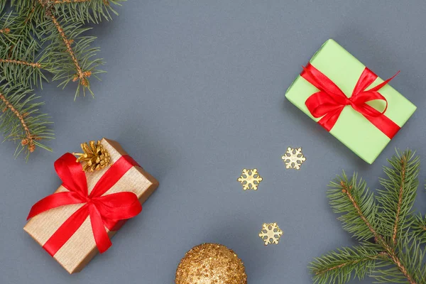 Weihnachtsdekoration Geschenkboxen Spielzeugball Dekorative Schneeflocken Und Naturbelassene Tannenzweige Auf Grauem — Stockfoto