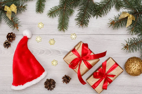 Kerstdecoratie Kerstmuts Geschenkverpakkingen Fir Boomtakken Met Kegels Kerstmis Speelgoed Grijze — Stockfoto