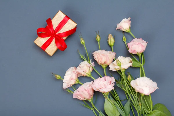 Bouquet Fiori Rosa Con Foglie Confezione Regalo Con Nastro Rosso — Foto Stock