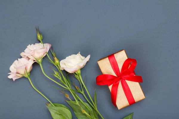 Bouquet Fiori Rosa Con Foglie Confezione Regalo Con Nastro Rosso — Foto Stock