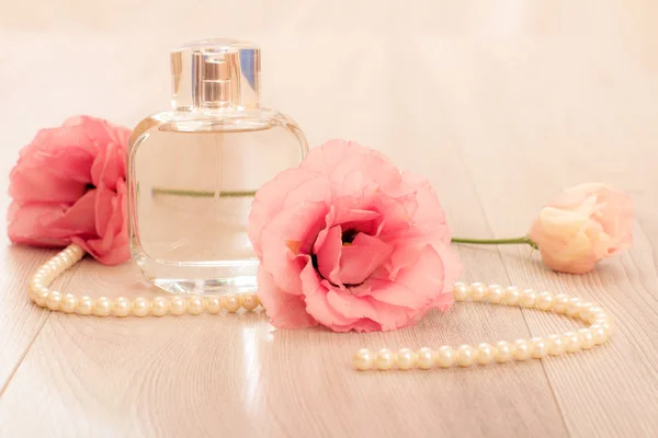 Butelek Perfum Kobieta Koraliki Sznurku Kwiaty Różowym Tle Koncepcja Holiday — Zdjęcie stockowe