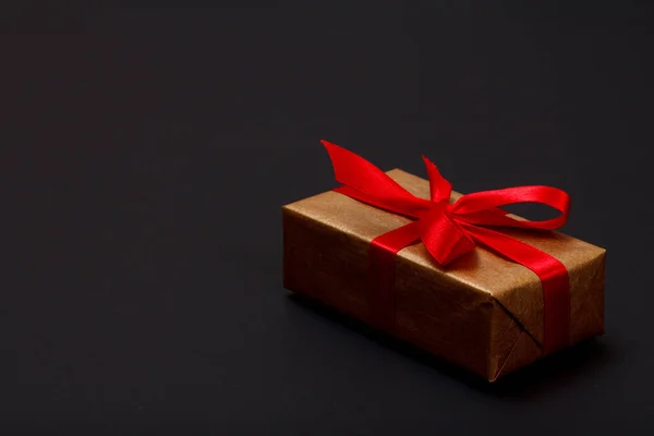 Luxe Geschenketui Verbonden Met Rood Lint Zwarte Achtergrond Viering Dag — Stockfoto