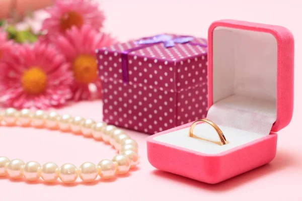 Anello Dorato Scatola Confezione Regalo Perline Fiori Sfondo Rosa Gioielli — Foto Stock